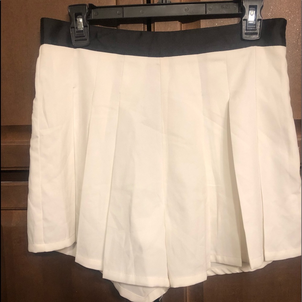 WHITE & BLACK PLEATED SKORT